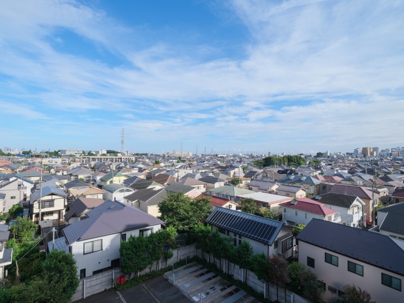 6階部分からは低層住宅を中心とした街並みが広がります。空を広く感じられる開放的な景観で、遠くまで見渡せる気持ちの良い見晴らしです。