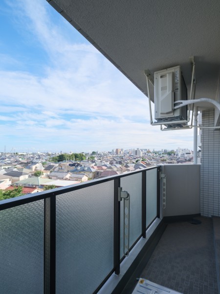 住戸前面に広がる街並みを見渡せるバルコニーです。開放感のある景色が広がり、空の広さを感じながら過ごせます。