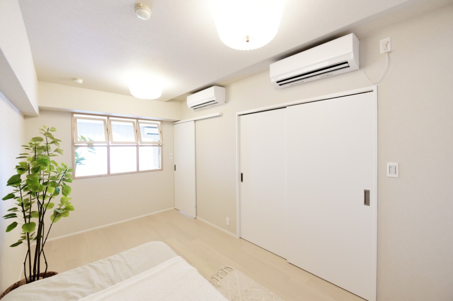 洋室2（約5.8帖）は、室内窓を採用することで住まいの奥まで光と風を届け、リビングの家族とのつながりを感じながら過ごすことができます。エアコン２基設置済みです。