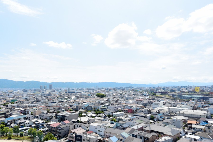 15階建最上階・南向き住戸ならではの開放感あふれるパノラマビュー。視界を遮る建物が少なく、遠くまで広がる街並みを一望できます。陽当たりにも恵まれ、日々の暮らしに心地よさをもたらす眺望です。