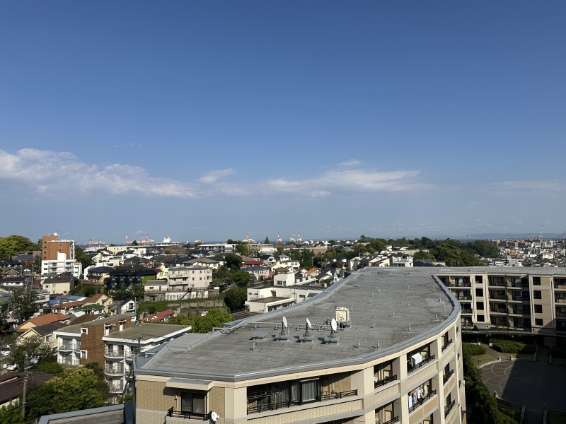 澄み渡る青空の下、遥か遠くまで見晴らすパノラマビューを掌中に。高台ならではののびやかな開放感が、心まで解き放ち、特別な時間を紡ぎます。