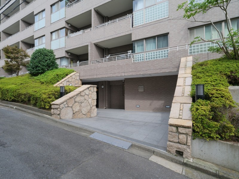 手入れの施された植栽が安らぎの居住空間へ誘うエントランスです。奥行きがあるエントランスは住まう人々のプライバシーを確保しています。