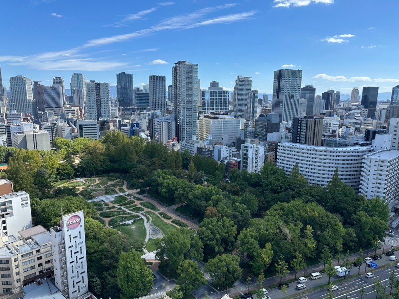 四季折々の表情を見せる靭公園を見下ろす贅沢なロケーション。タワーレジデンスならではの開放的な景観が広がります。大きな空と公園の緑が日々の暮らしに安らぎをもたらします。