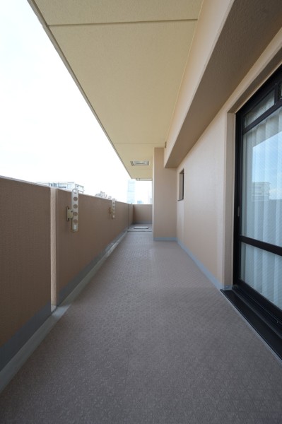 南と東の二面にバルコニーがあり、お部屋の中に快適な風と光を運んでくれます。広々としたバルコニーでお洗濯物も気持ちよく干すことができます。