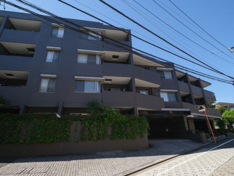 第一種低層住居専用地域に佇む、(株)竹中工務店施工の上質な低層マンションです。２匹までペット飼育可能（細則有）です。