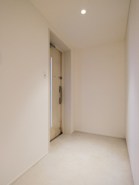 住まいの顔になる玄関は、白を基調に爽やかな空間を演出します。人感センサー付きライトを設置したので、暗い時間帯のご帰宅や両手が塞がっているときも快適です。