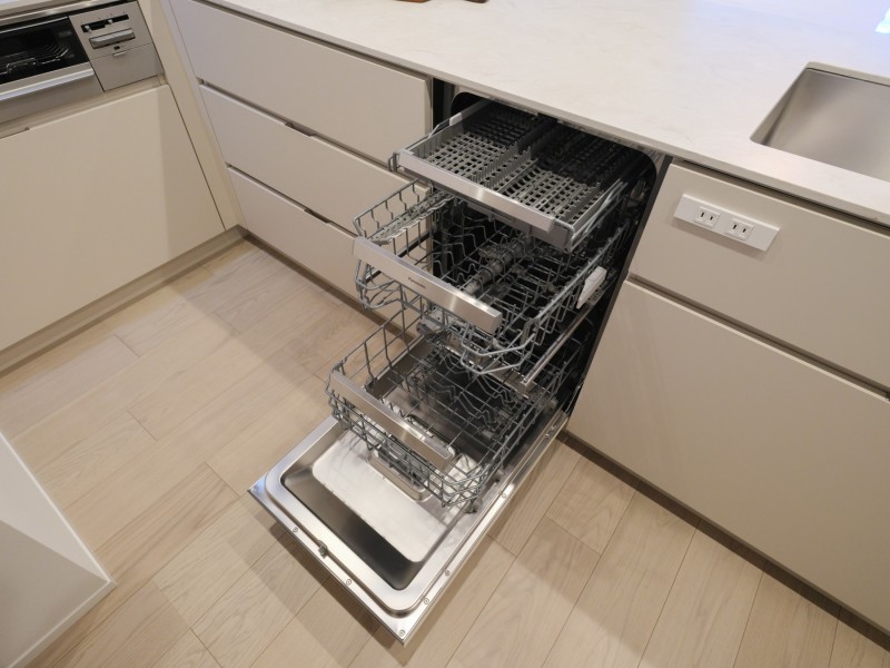 ◆食器洗浄機◆家事の時間を短縮できる優れもの。さらに節水・節約を同時に行うことができるので、人気があり重宝します。