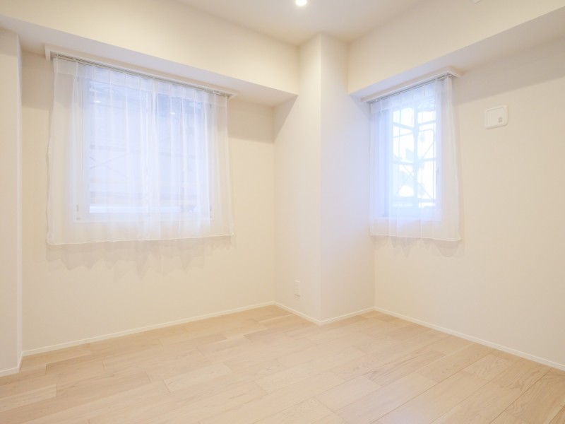 約5.0帖の洋室1は廊下からアクセスする独立したプライべート空間です。落ち着きのある寛ぎの空間は、寝室や書斎としても活用でき、穏やかな時間をお過ごしいただけます。