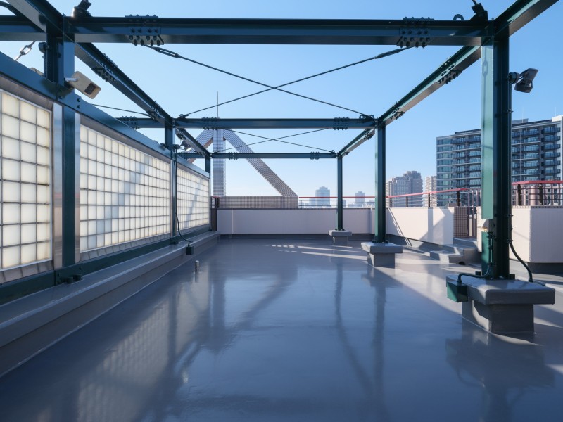 約72m²の広々としたルーフガーデンです。最上階ならではの開放感のある眺望とともに、思い思いの時間をお過ごしいただける贅沢なスペースです。