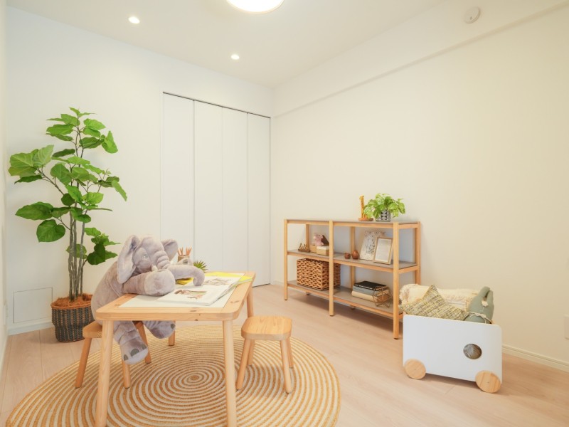 洋室3はお子さまの成長に合わせて子ども部屋としてはもちろん、在宅ワークや趣味のスペースとしても活用できます。家族構成やライフスタイルの変化に柔軟に対応できる一室です。