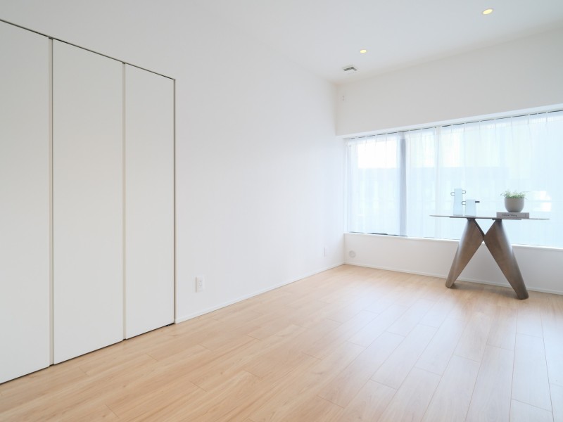 清らかな光に満たされる約7.0帖の洋室2。シンプルな美しさが際立つお部屋は、寝室としてはもちろん、ワークスペースを兼ねた居室としても快適にお使いいただけます。