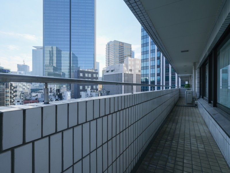 約29m²の開放的なL字型バルコニーです。心地よい陽光を招き入れ、空間をゆるやかに紡ぐバルコニーです。