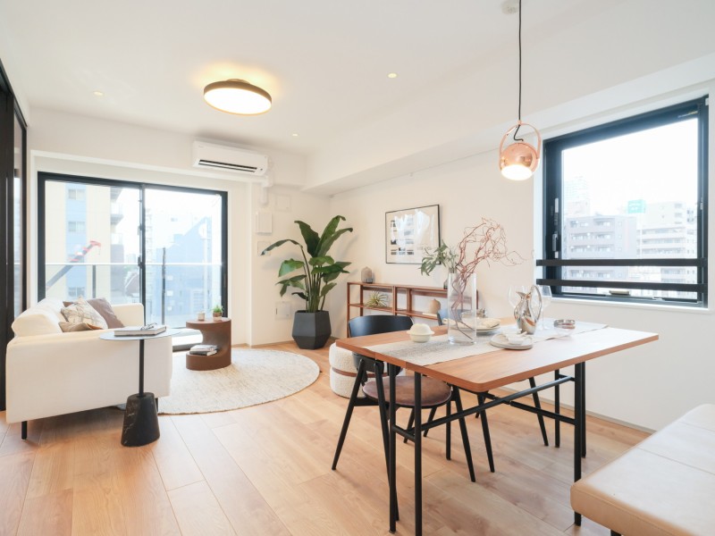 大きな開口部がもたらす豊かな採光と開放感を享受したお部屋です。内と外が緩やかにつながる心地よい安らぎあふれる空間です。