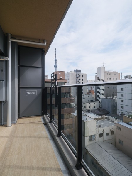 都心の街並みと広い空を望む開放的なバルコニーです。前面に広がる伸びやかな眺望を掌中に収めることができる、リフレッシュスペースです。