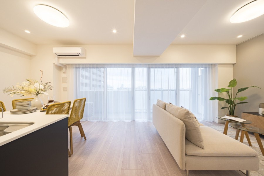 大きな開口部がもたらす豊かな採光と開放感を享受したお部屋です。内と外が緩やかにつながる心地よい安らぎあふれる空間です。