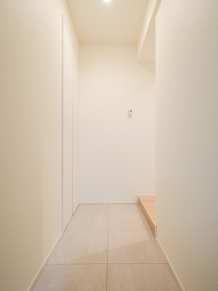 住まいの第一印象を彩る、明るく清潔感のある玄関です。シューズボックスに加えて収納を設け、日用品や外出時に使用するアイテムの保管にも便利な設えとなっています。