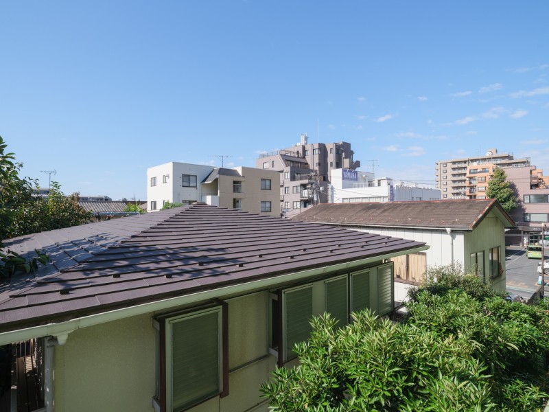 広がる青空を身近に感じられる眺望です。視界を遮るものが少なく、開けた景色をお楽しみいただけます。