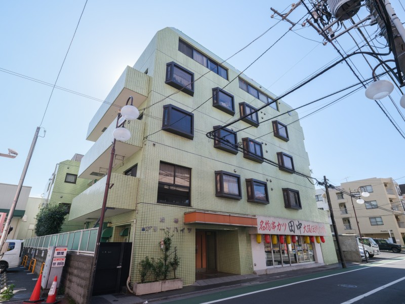 「地下鉄成増」駅徒歩1分・「成増」駅徒歩3分。スーパーやドラッグストア、飲食店が身近に揃う暮らしやすい立地です。都心へのアクセスにも優れ、日々の生活を快適に支えます。