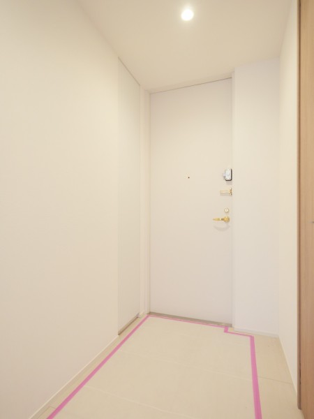 住まいの顔になる玄関は、白を基調に爽やかな空間を演出します。人感センサー照明のため帰宅時に暗闇の中手探りでスイッチを探す必要がなく、明るい空間が出迎えてくれます。