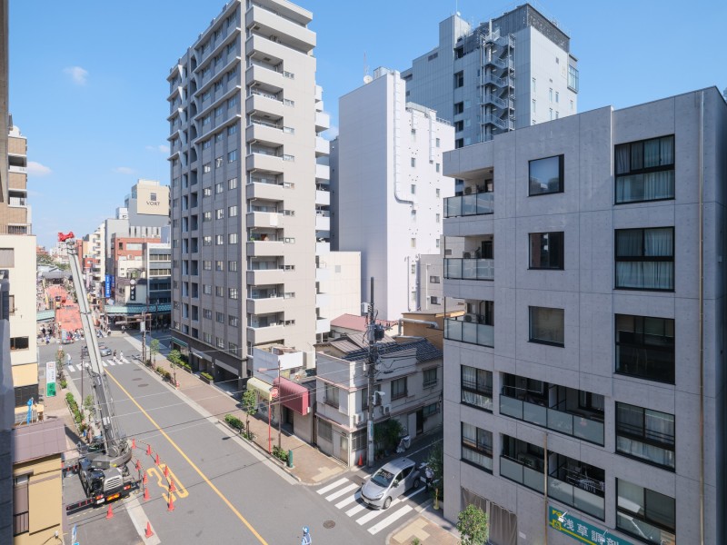 5階部分から周辺の街並みを見渡す眺望です。前面建物との距離感があり、都市部ならではの景色が広がっています。