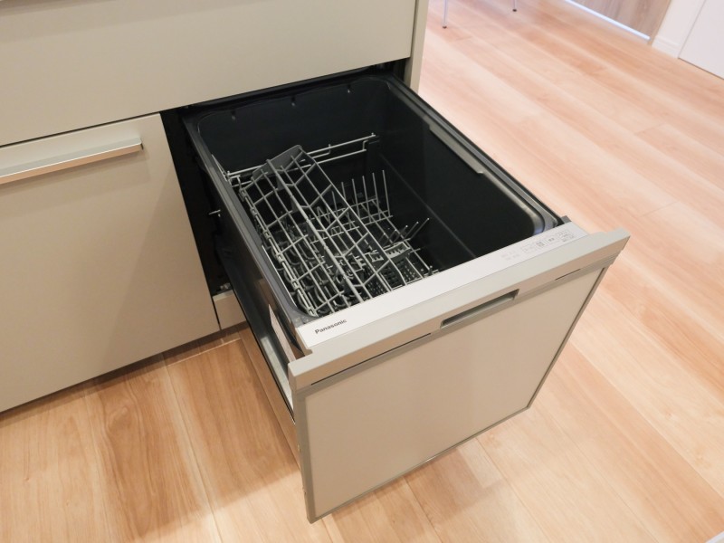 ◆食器洗浄機◆家事の時間を短縮できる優れもの。さらに節水・節約を同時に行うことができるので、人気があり重宝します。