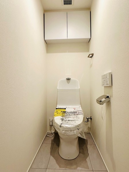 実用的な吊戸棚を設置した、シンプルで安らぎが宿るレストルームです。優れた節水効果や汚れが付きにくい便座など、ほしかった機能が揃ったウォシュレット一体型トイレです。