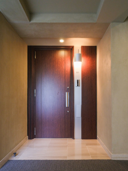 エレベーターを降りてお部屋へと続く廊下は、内廊下設計です。外気の影響を受けにくく、プライバシーも守られやすいです。