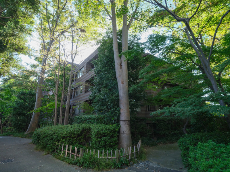 三井不動産旧分譲の旧庭園跡地の豊かな緑に包まれた上質な低層レジデンスです。2004年にグッドデザイン賞受賞しています。