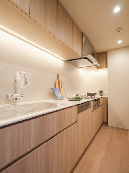 作業効率と居住空間の広さを両立できる壁付けキッチンです。油はねや水はねが居住空間へ広がりにくく、お手入れのしやすさも魅力です。