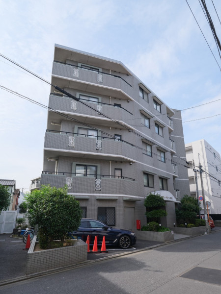 再開発が進む「京成立石」駅徒歩6分の好立地。前面道路との間にゆとりがあり、エントランスまわりは植栽が整えられています。オートロック・宅配ボックスを備えたマンションです。