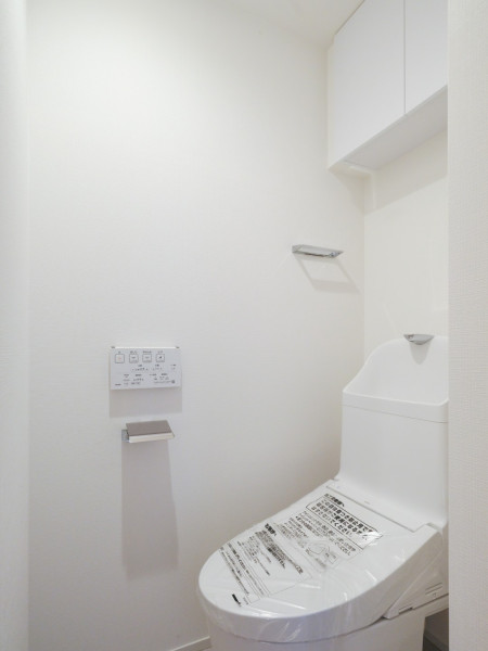 温水洗浄機能付きトイレを新規交換済みです。上部に収納を設けており、限られたスペースを有効に活用できる設計です。