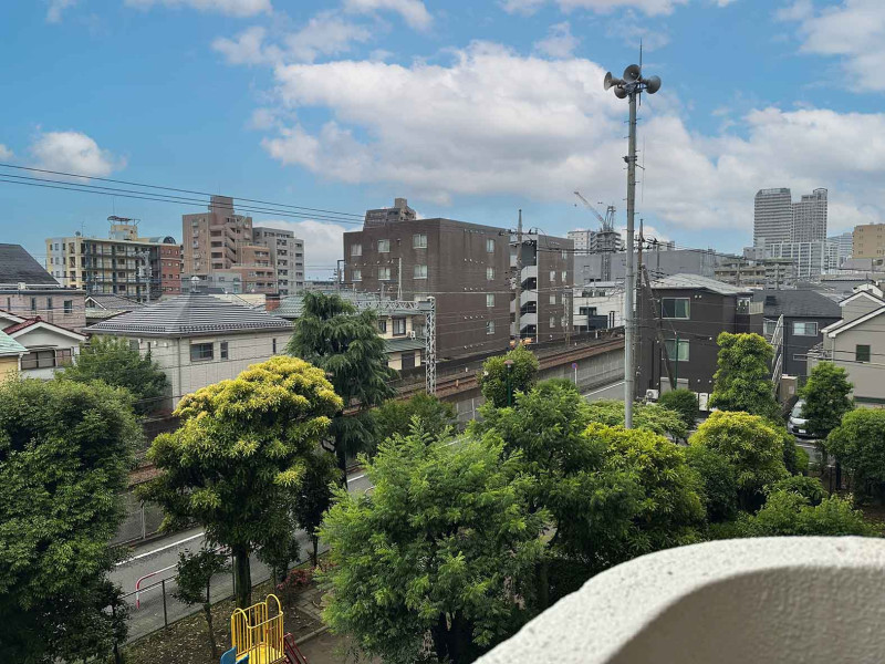バルコニーからは、青空と植栽の緑を望む穏やかな眺望が広がります。前面に圧迫感が少なく、のびやかな景色をお楽しみいただけます。
