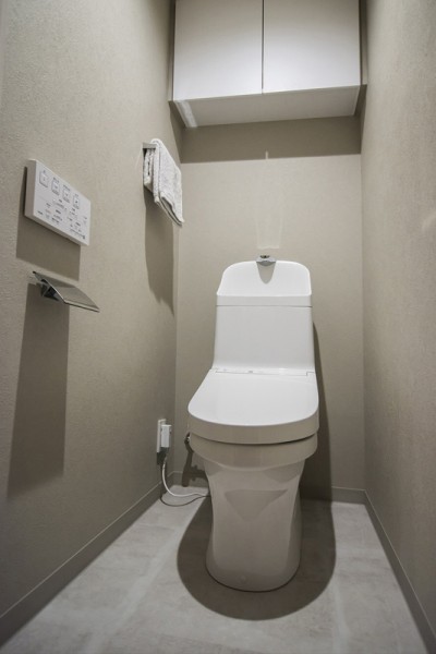 TOTO製洗浄便座付きトイレ新規設置しました。吊戸棚も備え付けているので、トイレットペーパーのストックなどが収納力できます。