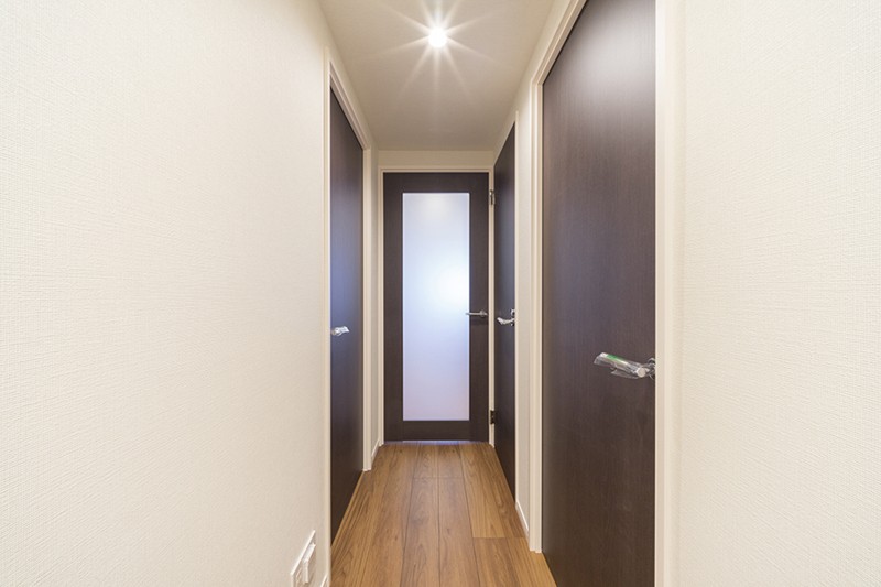 玄関から室内へ続く玄関。玄関ホールは人感センサー付き照明でスイッチなしで明るくなります。