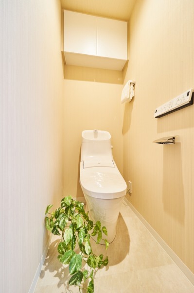 LIXIL製洗浄便座付トイレを新規設置。吊戸棚はトイレットペーパーなどの収納に便利です。