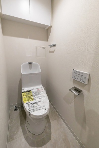 TOTO製洗浄便座付トイレを新規設置しました。吊戸棚があり収納に便利です。