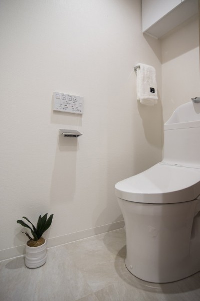 TOTO製洗浄便座付トイレを新規設置しました。吊り戸棚があり収納に便利です。