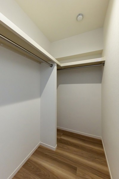 洋室1には収納豊富なウォークインクローゼットがあります。扉のないタイプなので、空間を広く見せてくれます。