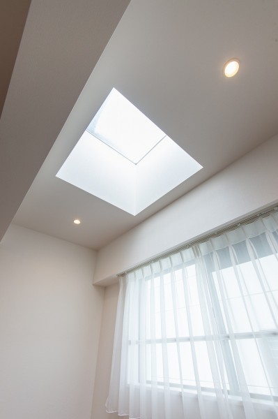 天井窓により明るく、室内の奥にまで光が届きます。照明の使用を減らすことができ節電にもなりますね。