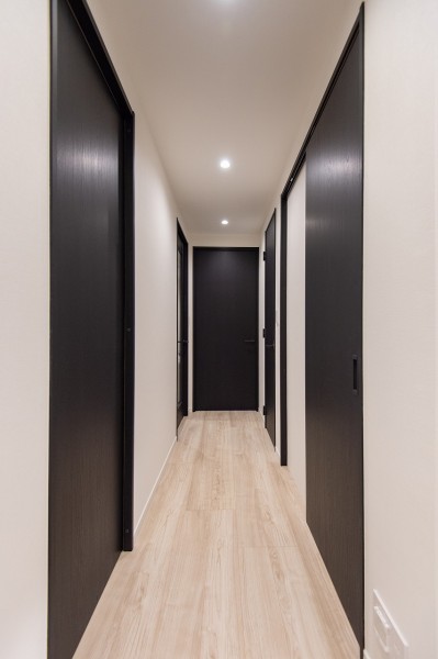 お部屋内の建具はブラックオークで統一されており、スタイリッシュな印象です。扉の取手まで同じ色合いで、高級感がありセンスが感じられますね。