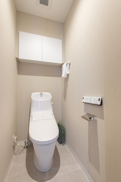 お掃除の手間を減らしてくれる機能が充実したトイレです。毎日使う場所だから清潔に保ちたいですよね。収納に便利な吊戸棚も備え付けです。