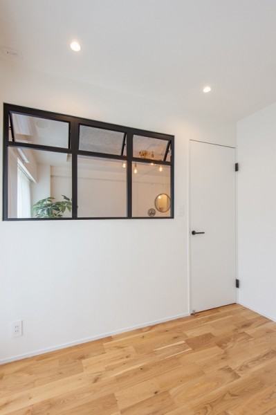 バルコニーに接続している洋室1は、リビングとの室内窓を設けることでより開放的なお部屋になっています。窓の黒枠がよりお部屋をセンスアップしてくれます。