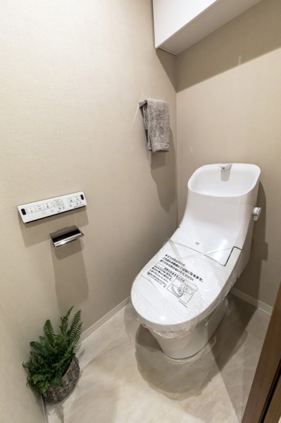 新しく設置したTOTO製洗浄便座付トイレは、お掃除の手間を減らしてくれる機能が充実したトイレです。毎日使う場所だから清潔に保ちたいですね。