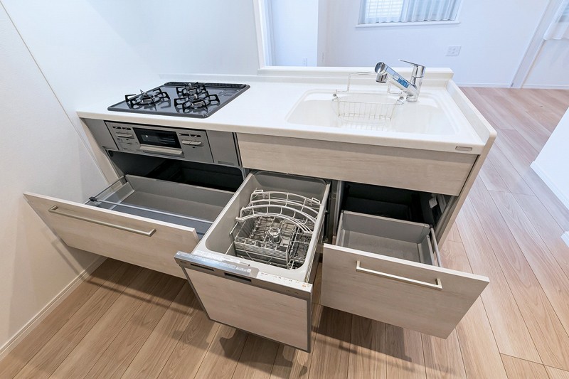キッチンには家事時短と節約にオススメの食器洗浄乾燥機を備え付けました。見た目すっきりなビルトインタイプです。