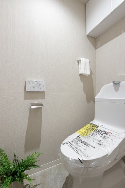TOTO製洗浄便座付トイレを新規設置しました。吊り戸棚があり収納に便利です。