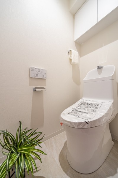 廊下からアクセスするレストルームには、TOTO製ウォシュレット一体型トイレを新規交換。掃除の手間を省ける便利機能搭載です。