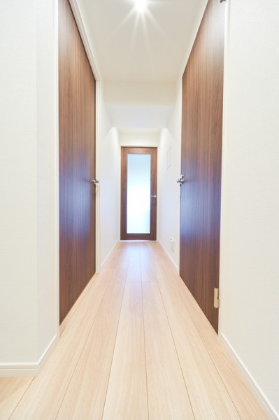 玄関からお部屋に繋がる廊下には、リビングを突き抜けて入った自然光が差し込み、明るい空間になっています。
