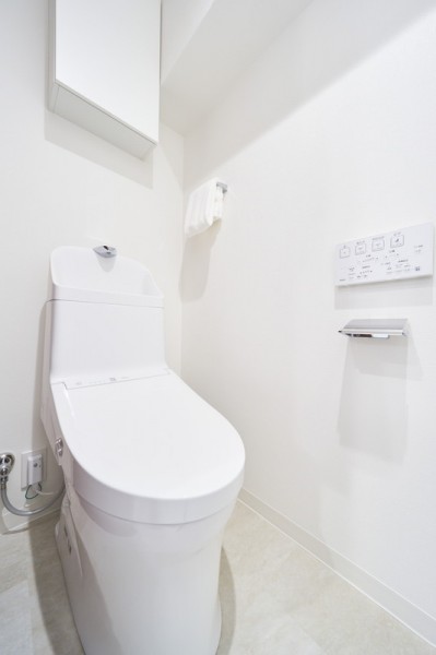 清潔感がありスタイリッシュなレストルームにはTOTO製ウォシュレット一体型トイレを新規交換しました。お掃除の手間が省ける便利機能搭載です。