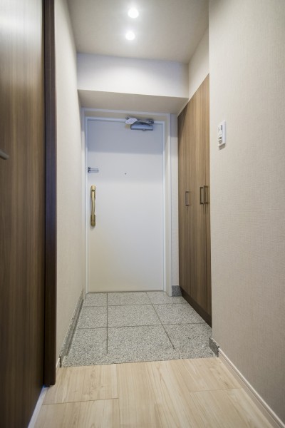 白を基調とした玄関は、開口部の広いシューズボックスを設置しております。