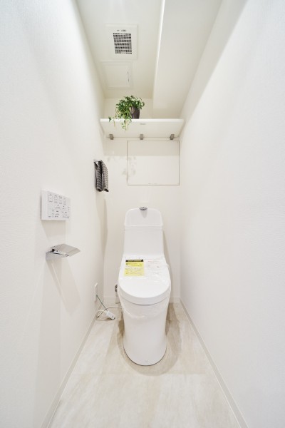 廊下に面しているレストルーム。新規交換したTOTO製のウォシュレット一体型トイレには、お掃除の手間を省いてくれる便利機能が搭載されています。